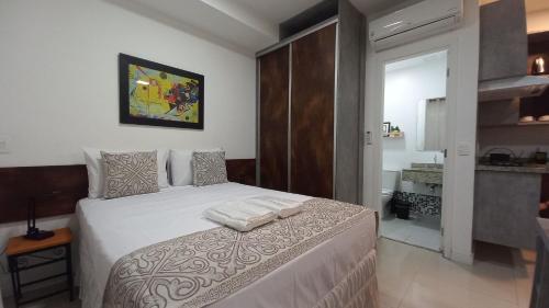 une chambre avec un grand lit blanc dans une pièce dans l'établissement Studio 409 Urbe Paulista, Bela Vista, com garagem, à São Paulo