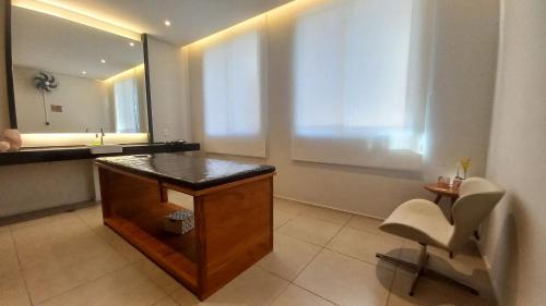 une salle de bain avec un lavabo et un miroir dans l'établissement Studio 409 Urbe Paulista, Bela Vista, com garagem, à São Paulo