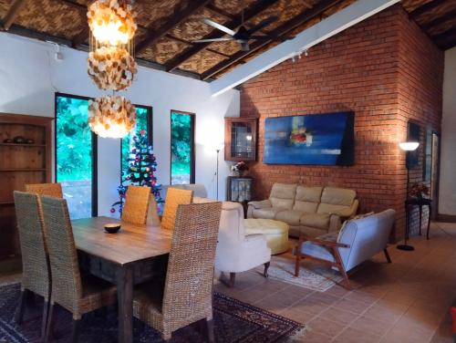 een woonkamer met een tafel en een kerstboom bij Pondok Keladi Langkawi Guesthouse in Pantai Cenang