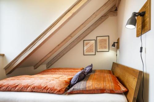 a bed in the corner of a room at Ferienwohnung DAS SCHELLENWIES in Murnau in Murnau am Staffelsee