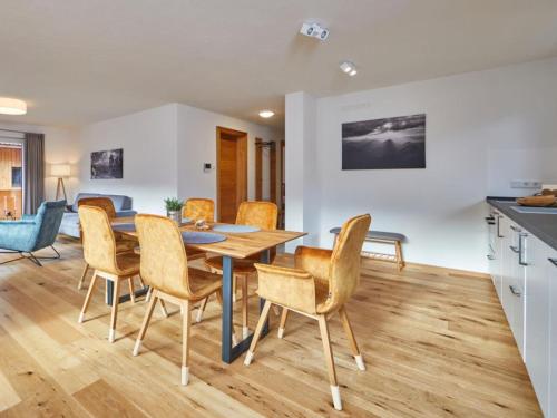 eine Küche und ein Esszimmer mit einem Tisch und Stühlen in der Unterkunft Fewo Sterntaler OG in Garmisch-Partenkirchen in Garmisch-Partenkirchen