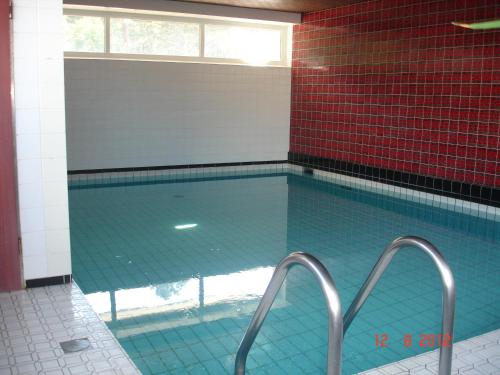 una gran piscina con azulejos azules en la pared en Watten-Blick 2, en Cuxhaven