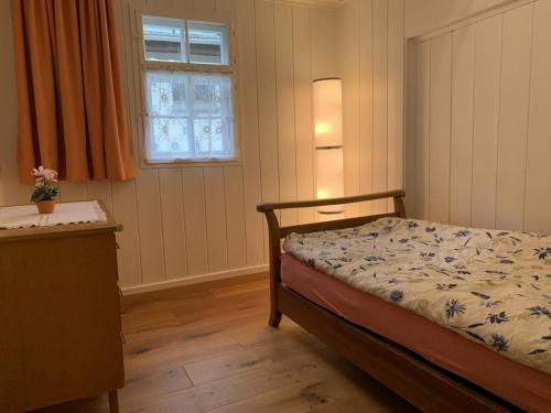 um quarto com uma cama e uma janela em Revier mitenand im Gand em Rüti