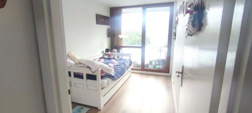 馬西的住宿－Appartement de 2 chambres avec vue sur la ville balcon et wifi a Massy，儿童躺在房间里的床里