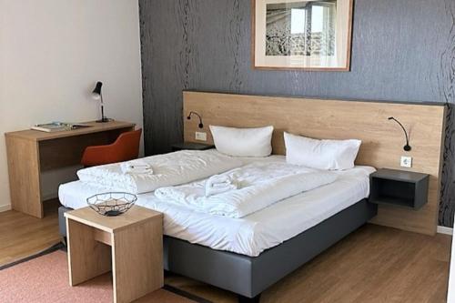 um quarto com 2 camas e uma mesa em Wreecher Idyll 27 Komfortables Appartement mit Terrasse und Garten em Putbus