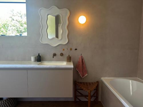 O baie la The Driving Creek Cottage