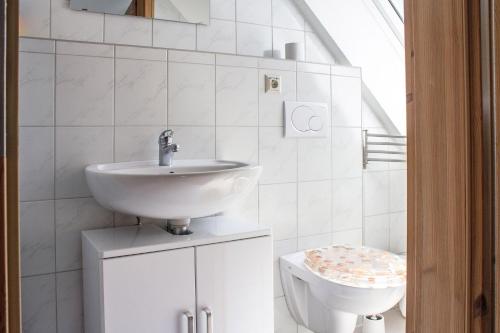 Koupelna v ubytování Ferienwohnung Ferienhäuser am Brocken, 80 qm, 3 Schlafzimmer