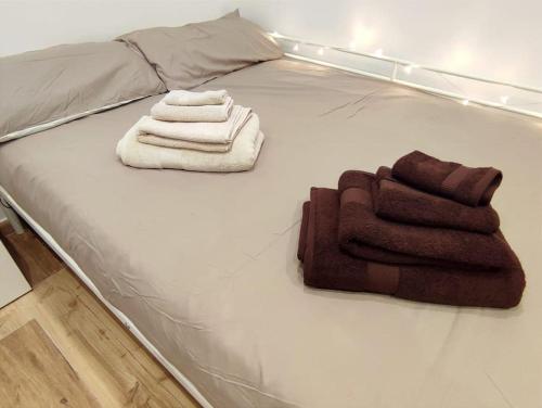a bed with two towels on top of it at Casa CentoC'è in Rome