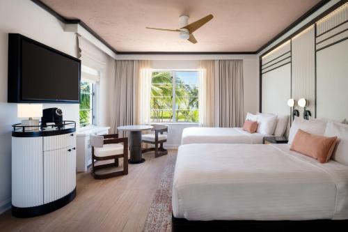 Habitación de hotel con 2 camas y TV de pantalla plana. en Winter Haven Hotel, Miami Beach, Autograph Collection, en Miami Beach