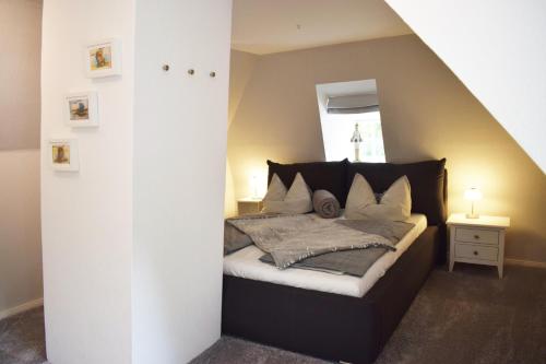 um quarto com uma cama num sótão em Heimathafen em Bordelum