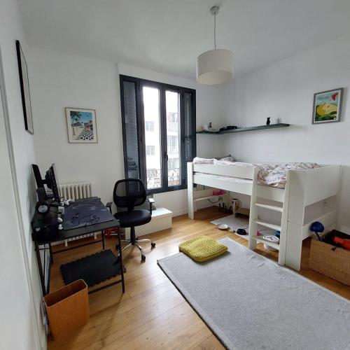Cette chambre comprend une chambre avec deux lits et un bureau. dans l'établissement Spacious family house close to Paris, à Puteaux