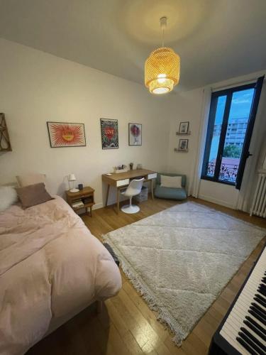 - une chambre avec un lit, un bureau et un clavier dans l'établissement Spacious family house close to Paris, à Puteaux