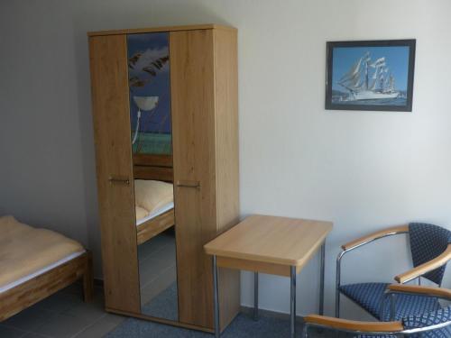 un armario de madera con mesa y escritorio en NEU! Ferienwohnung Storchennest EG, en Kramerhof