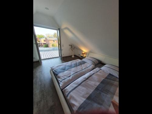 Postel nebo postele na pokoji v ubytování NEU Ferienhaus 54 Husum Sauna gg Gebühr