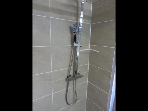 a shower with a toothbrush in a shower at Neu Haus Koralle an der Nordsee in Dornumergrode