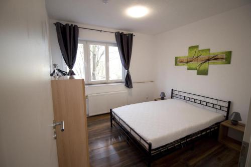 um quarto com uma cama e uma janela em Liebevoll eingerichtete FeWo Alsfeld 2 em Alsfeld