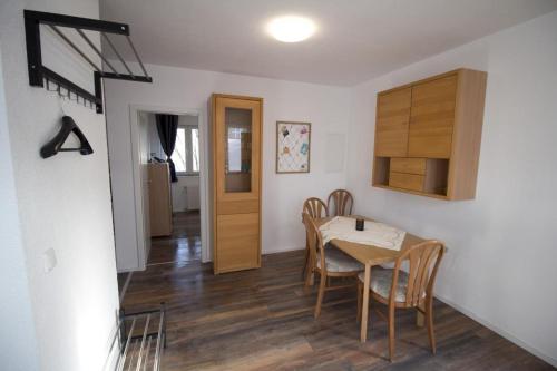 uma cozinha e sala de jantar com mesa e cadeiras em Liebevoll eingerichtete FeWo Alsfeld 2 em Alsfeld