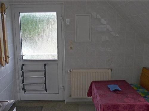 a small room with a table and a window at NEU Ferienwohnung Storchennest OG in Kramerhof