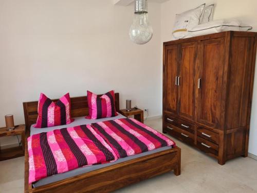 1 dormitorio con cama de madera y tocador de madera en NEU! Ferienwohnung in Mücheln mit Balkon en Mücheln