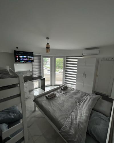 1 dormitorio con cama, escritorio y ventana en Hotel 7 Arians's, en Peje