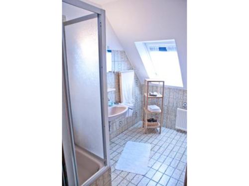 ein Bad mit einer Dusche und einem Waschbecken in der Unterkunft NEU ! FEWO Deichblick 1 OG in Dornum
