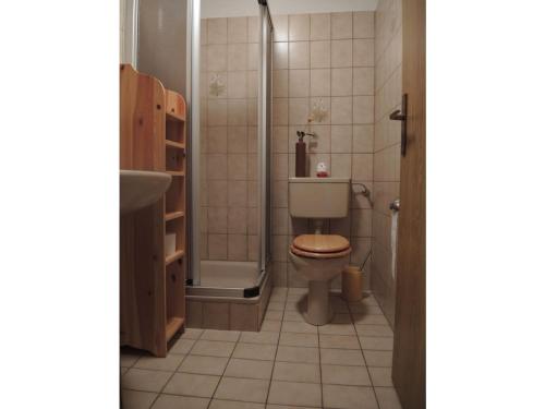 a bathroom with a shower and a toilet and a sink at NEU! Fewo Küstenstube in Schweiburg