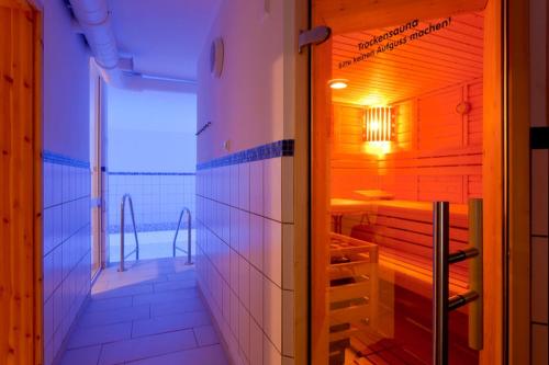 baño pequeño con ducha a ras de suelo y sauna en NEU! Ostseeperle Zinnnowitz, en Zinnowitz