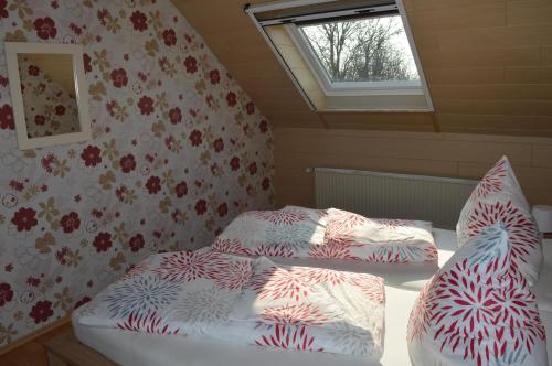 two twin beds in a room with a window at NEU! Hennings Ferienhof in Neßmeraltendeich