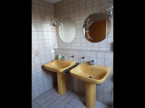 ein Bad mit einem Waschbecken und einem Spiegel in der Unterkunft NEU Ferienwohnung Kropp OG - Links in Kropp