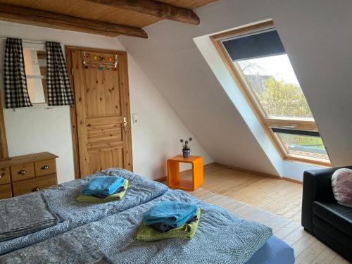 ein Schlafzimmer mit einem Bett und einem großen Fenster in der Unterkunft NEU! Ferienhaus Silberberg in Krummhörn