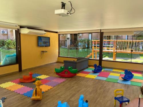 uma sala para crianças com uma área recreativa com um parque infantil em Não está disponível em Angra dos Reis