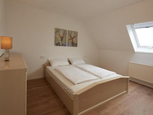 een slaapkamer met een bed en een raam bij NEU! Ferienwohnung im Gottesgarten am Obermain in Hochstadt am Main