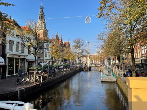 un canal en una ciudad con edificios al lado de una calle en NEU! Ferienhaus Zijper 24, en Burgerbrug