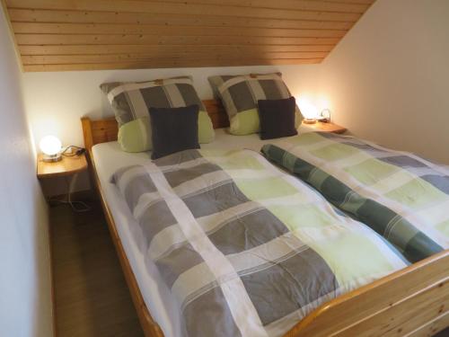 two twin beds in a room with two lamps at NEU! Ferienwohnung Nord in Neßmersiel