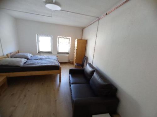 ein Schlafzimmer mit einem Bett und einem Sofa darin in der Unterkunft NEU FeWo Oels Großalmerode in Großalmerode