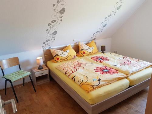 um quarto com uma cama e uma cadeira em Ferienhaus Doris Seeblick em Tannenhausen