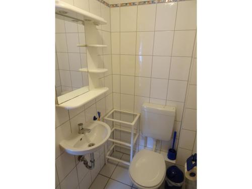 un baño con inodoro y lavabo en NEU Das Ferienhaus, en Dornumergrode