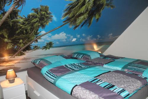 a bedroom with a view of the ocean and palm trees at NEU! Ferienhaus Sonnenschein am Badesee in Aurich