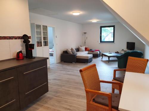 ein Wohnzimmer mit einem Sofa und einem Tisch in der Unterkunft NEU! Ferienwohnung Walnusstraum in Plaaz