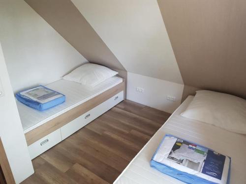 Ένα ή περισσότερα κρεβάτια σε δωμάτιο στο Ferienhaus Seeschwalbe 2