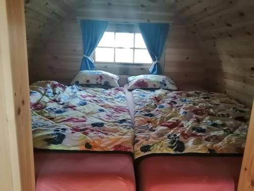a bed in a tiny house at NEU! Campingfass Milchschafhof in Bremervörde