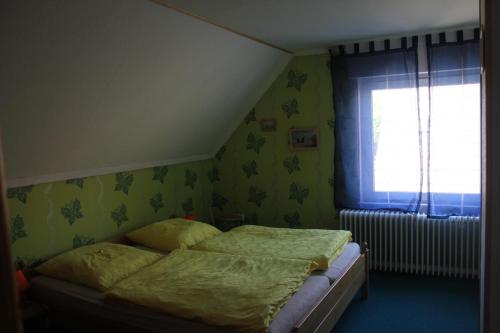 a bedroom with two beds and a window at NEU! Ferienwohnung im Leegmoor in Aurich