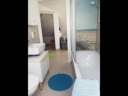 BrendlorenzenにあるNEU Modernes Appartment Laraの浴槽、トイレ、洗面台を備えたバスルーム