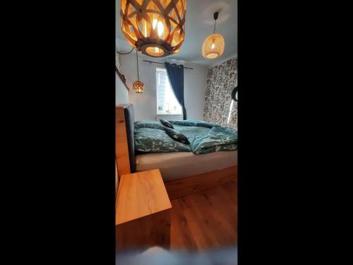 1 dormitorio con cama, mesa y luces en Zur alten Gurkeneinlegerei, en Lübbenau