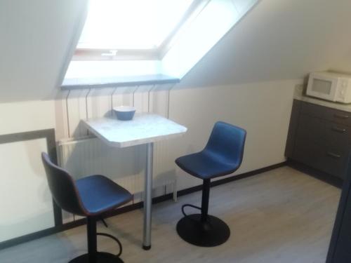 a room with two chairs and a table and a window at NEU! Ferienwohnung Nordfriesland in Achtrup