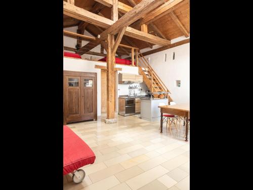 una cucina e una sala da pranzo con soffitti in legno di NEU! Studio Beim Kirchschuster a Schernfeld
