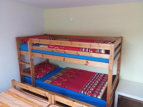 two wooden bunk beds in a room at NEU Ferienhaus am Saaler Bodden in Bartelshagen