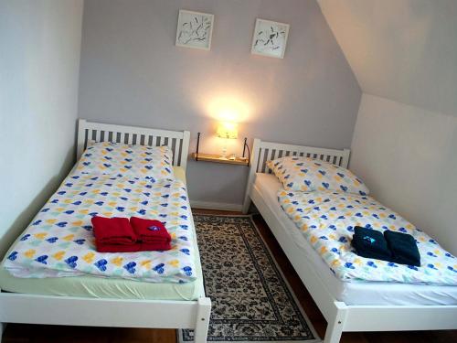 dos camas sentadas una al lado de la otra en una habitación en NEU Ferienwohnung Heda, en Dannewerk