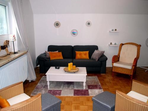 sala de estar con sofá y mesa en NEU Ferienwohnung Heda, en Dannewerk