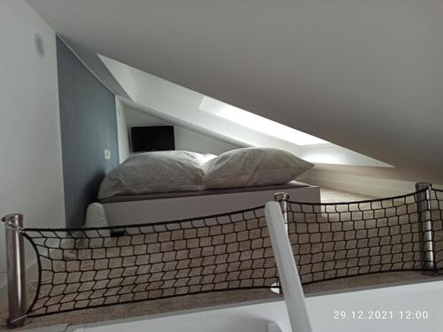 a bed in a room with a ceiling at NEU! Ferienhaus Römer in Bad Sülze